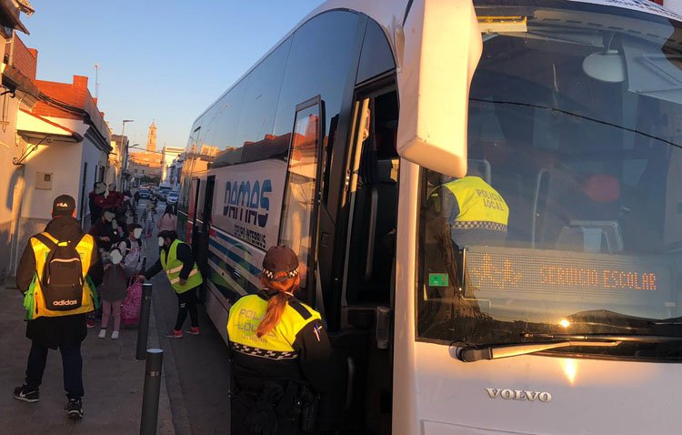 La Policía Local de Utrera desarrolla una campaña para controlar la seguridad de los vehículos de transporte escolar