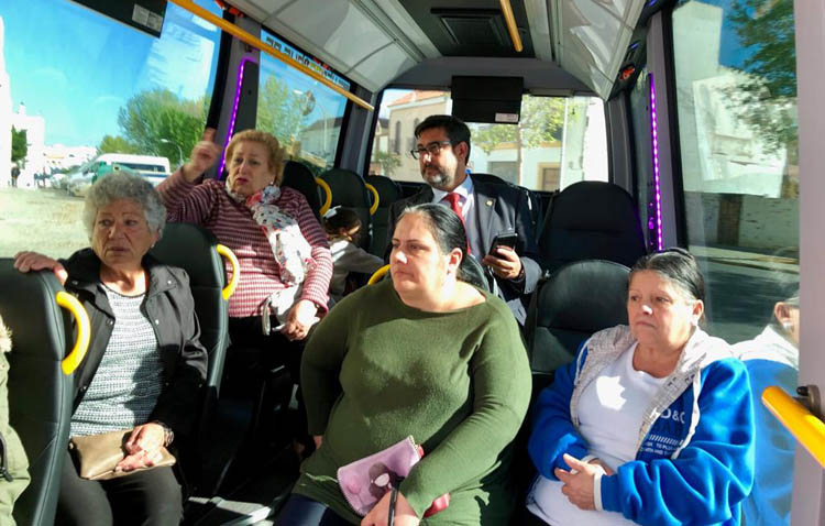 El Ayuntamiento cifra en 10.000 los viajeros del nuevo autobús urbano de Utrera durante la primera semana se servicio