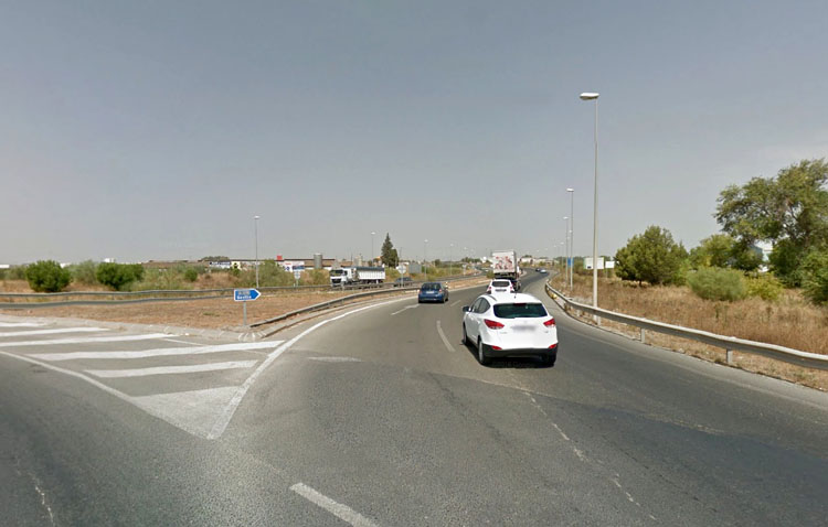 Encuentran a un anciano desorientado caminando por la autovía Sevilla-Utrera