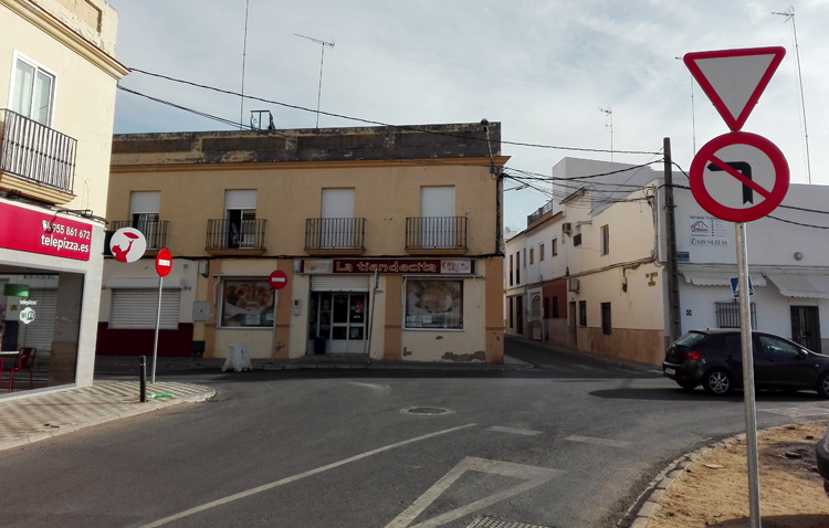 El cambio de tráfico en la calle Arenal traslada el problema a la estrecha calle San Martín de Porres