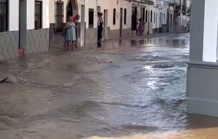 Revienta una tubería de agua de la red principal de abastecimiento en la calle María Alba