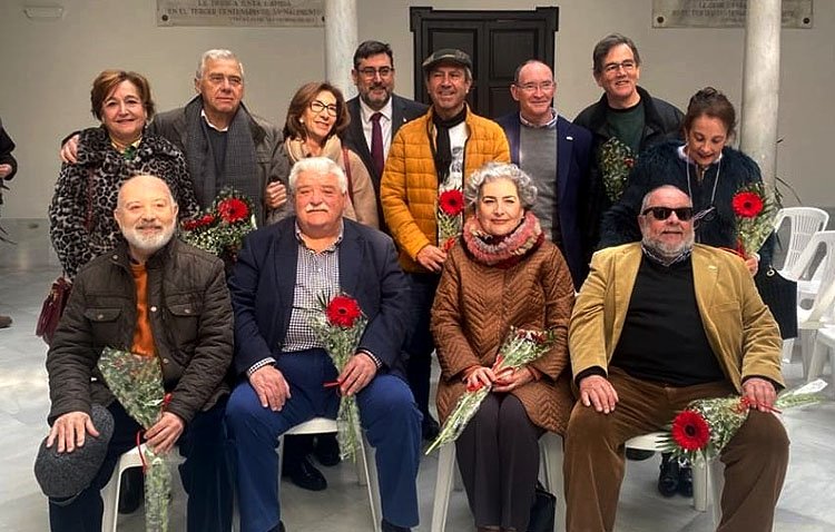 El Ayuntamiento de Utrera homenajea a los trabajadores jubilados que transformaron la administración local tras la dictadura