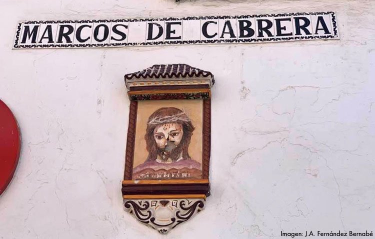El azulejo de Jesús Nazareno en la calle Marcos de Cabrera, entre el olvido y el vandalismo