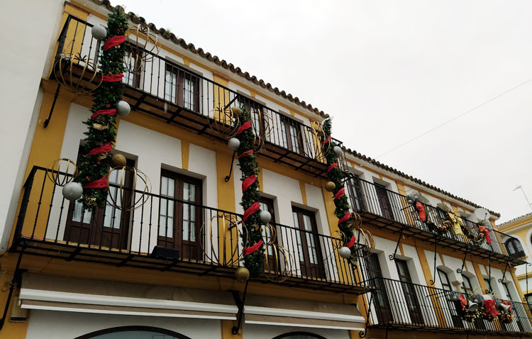 Medio centenar de balcones, fachadas y escaparates de Utrera se engalanan esta Navidad