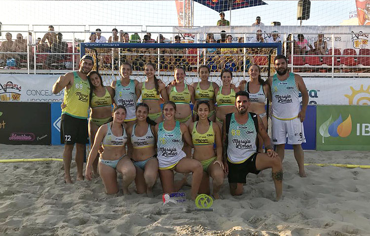 El equipo juvenil femenino del Club Balonmano Utrera, vencedora del Arena 1000 Playa de Orihuela