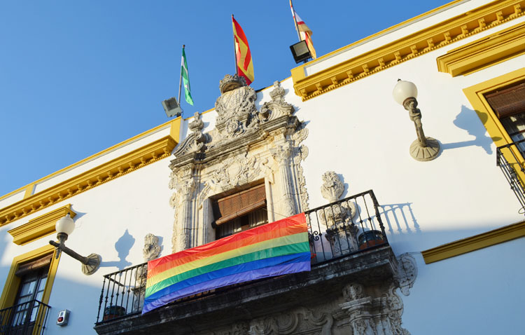 Utrera se suma al «Día del Orgullo Gay» con la instalación de dos banderas multicolor
