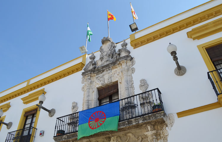 La bandera del pueblo gitano ondea a la entrada de Utrera y en el balcón del ayuntamiento