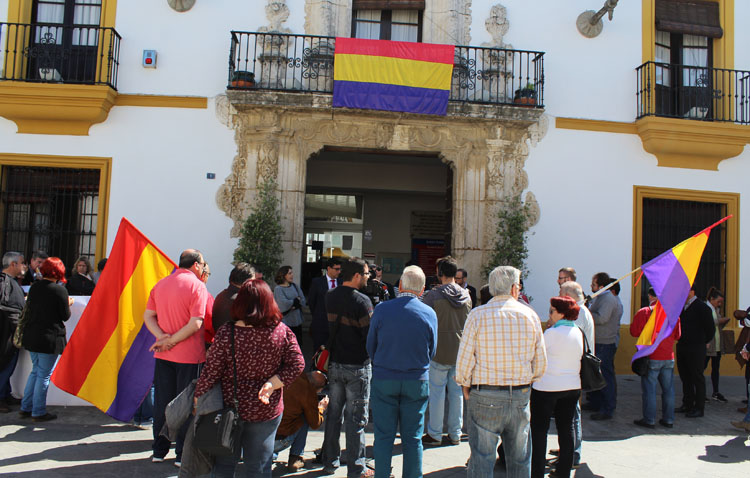 El gobierno local (PSOE-IU) coloca la bandera republicana en el Ayuntamiento