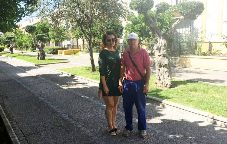 La edil de Participación Ciudadana visita la barriada El Limonar con motivo de la limpieza de un solar
