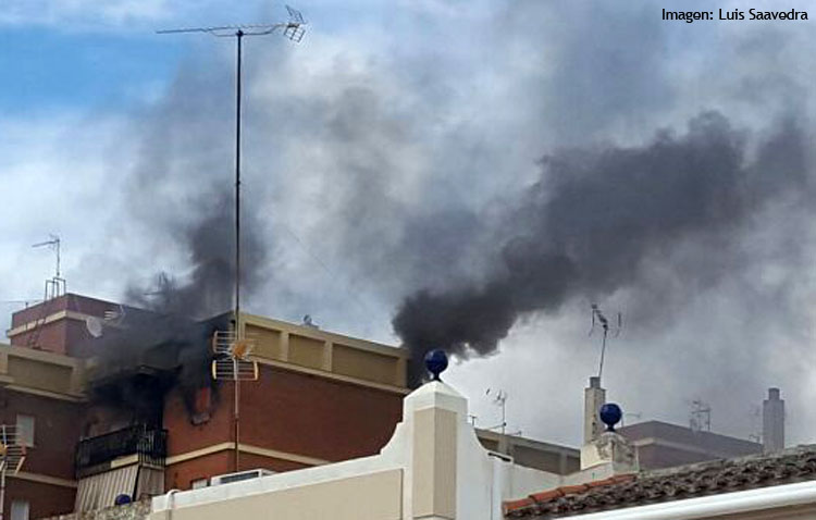 Un importante incendio afecta a 28 viviendas de la barriada Los Militares (VÍDEO)