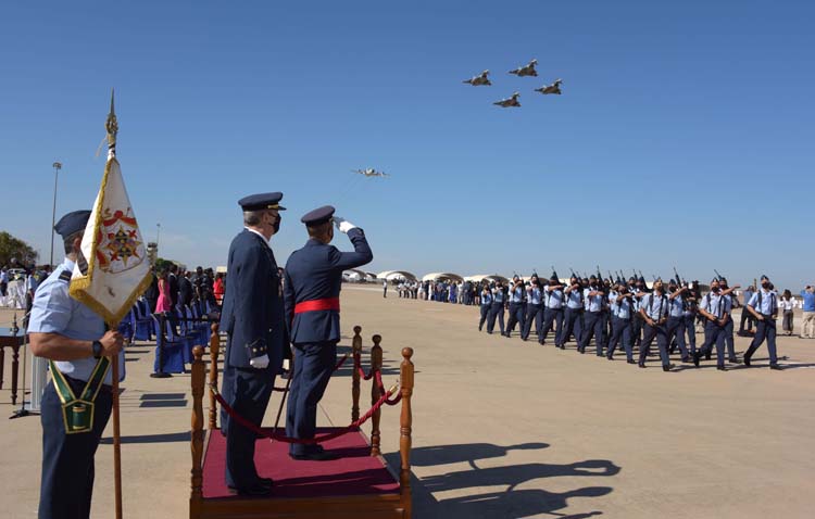 Relevo al frente de la base de Morón y del Ala 11