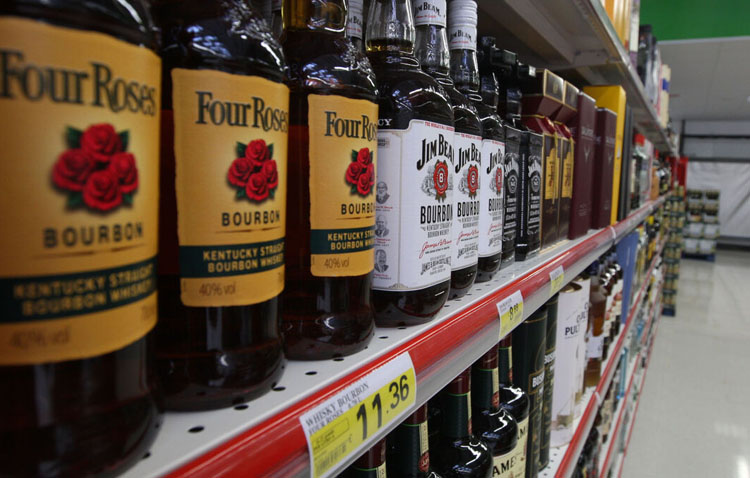 La Junta matiza la prohibición de vender alcohol a partir de las 18.00 horas y permite las que tengan menos de 21º