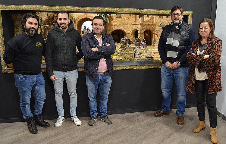 El belén del castillo de Utrera vuelve a la vida con la entrega de una réplica del nacimiento robado