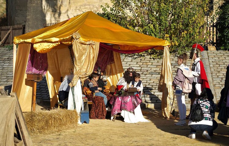 ‘Jesús nace en Utrera’ un año más gracias al belén viviente de la hermandad de la Quinta Angustia
