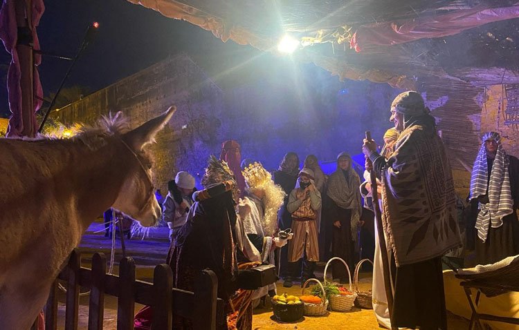 El belén viviente de la hermandad de la Quinta Angustia llega un año más al castillo de Utrera