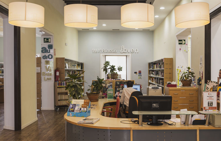 La biblioteca de Utrera recupera su servicio de préstamos con cita previa