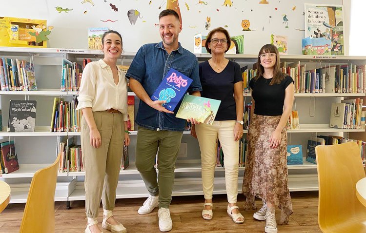 La biblioteca recibe una donación de libros infantiles escritos e ilustrados por profesores de Utrera y Alcalá de Guadaíra