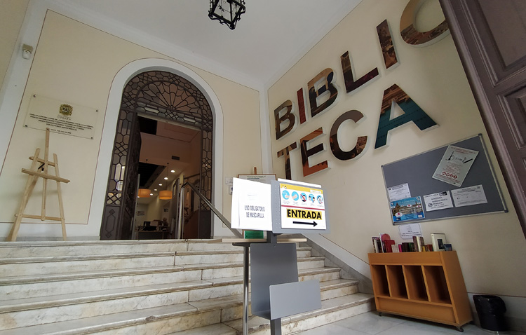 La biblioteca regalará un libro a todas las personas que participen en la iniciativa conjunta con COPE Utrera