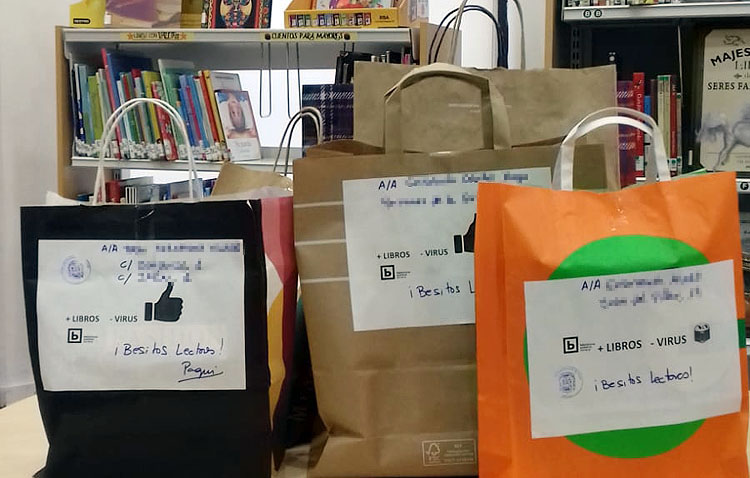 Un servicio pionero para que los socios más mayores de la biblioteca de Utrera puedan seguir disfrutando de la lectura