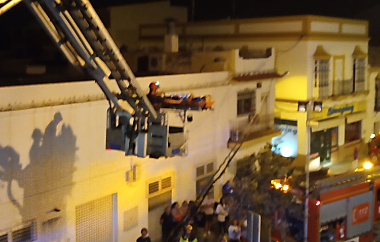 Los Bomberos rescatan con una autoescala a una mujer de su azotea tras sufrir una fractura