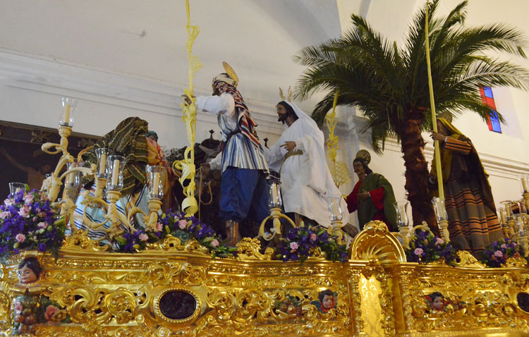 Utrera comienza su Semana Santa con la mirada puesta en el cielo