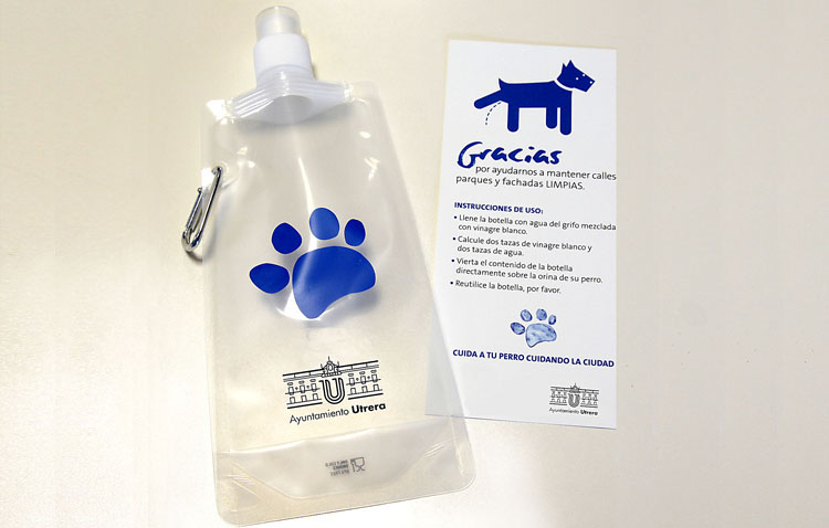 Una campaña con 3.000 botellas para acabar con los orines de los perros y 300.000 bolsitas para recoger los excrementos caninos