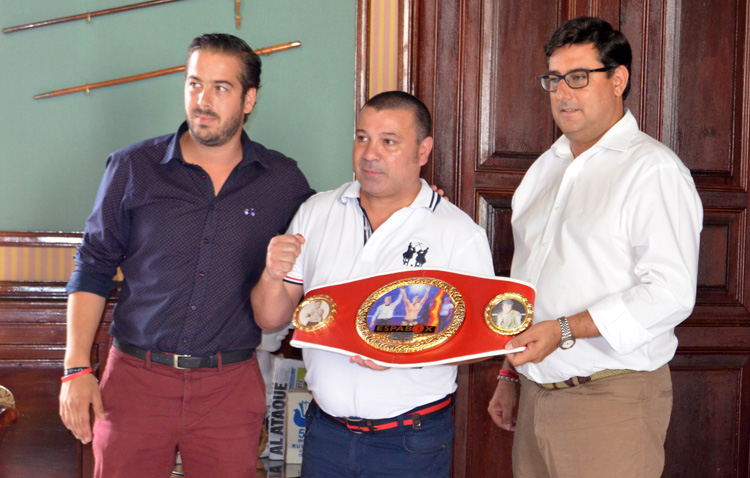 El boxeador utrerano Javier Campanario, galardonado por sus seis Campeonatos de España