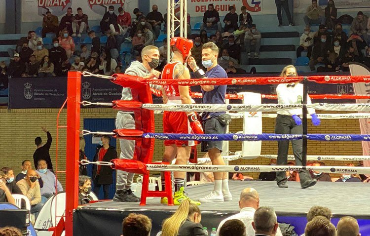 El utrerano Jorge Castro logra la victoria en su debut como boxeador amateur