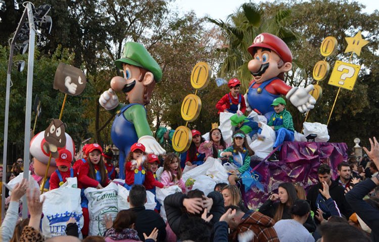 La cabalgata de los Reyes Magos de Utrera abre las puertas a los niños que quieran inscribirse para subirse a las carrozas infantiles
