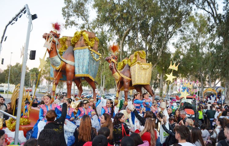 La asociación ‘Maestro Milla’ cede una carroza de la cabalgata de Reyes Magos a niños de la asociación de mujeres de Santiago