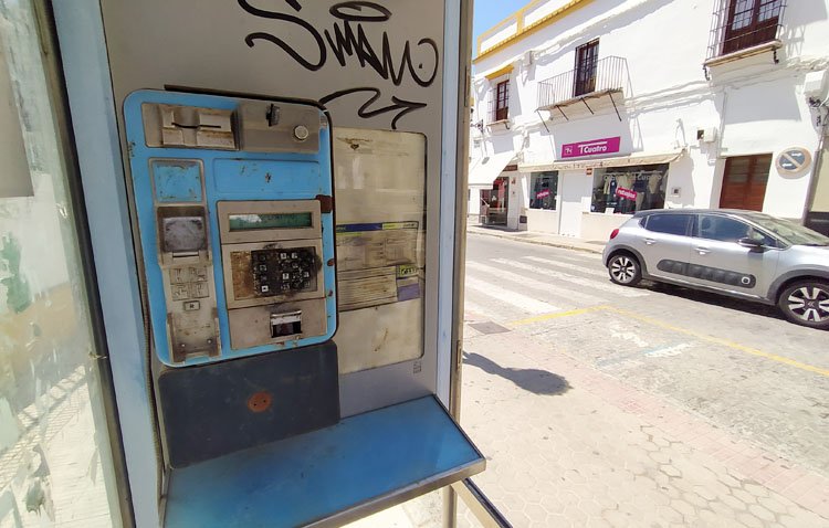 Las cabinas telefónicas, un trozo de historia con los días contados en Utrera