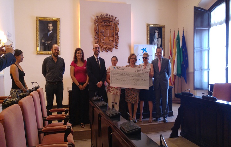 La Caixa entrega casi 5,000 euros para los proyectos de la asociación de mujeres ‘Santiago el Mayor’