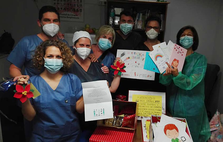 Una caja repleta de mensajes de estudiantes utreranos para los enfermos de COVID-19 del hospital Virgen del Rocío