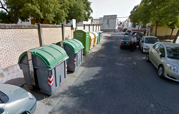 La Policía Local sorprende a un vecino de Utrera volcando contenedores de basura