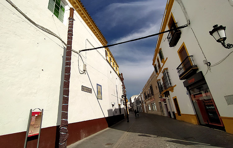 La utrerana calle Virgen de Consolación estrenará sus toldos el 1 de mayo