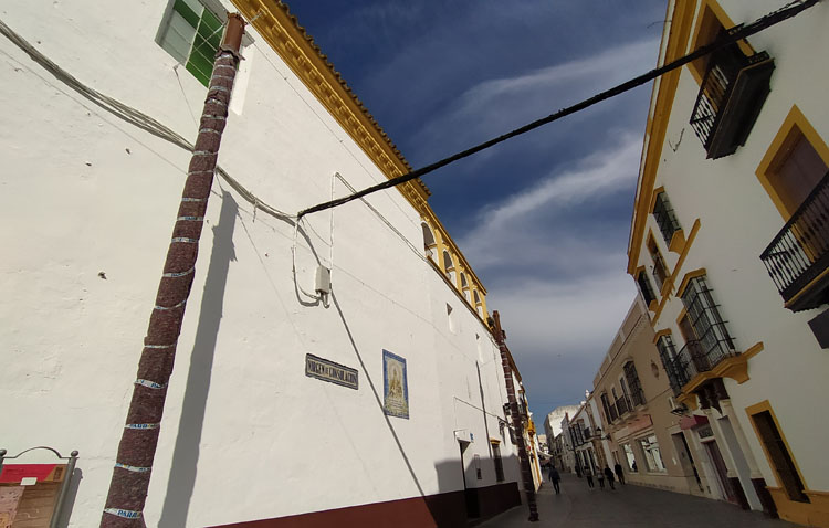 Juntos por Utrera señala las «quejas» de una decena de vecinos de la calle Virgen de Consolación ante el montaje de los toldos