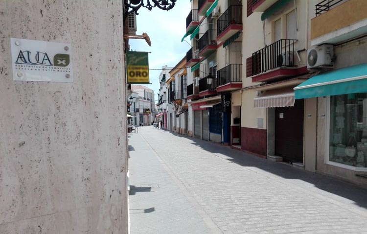 El Ayuntamiento abre expediente a los comercios de la calle Ancha por unas placas identificativas ilegales