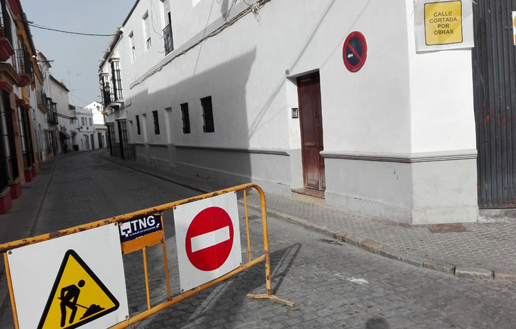 Caos de tráfico por la obra de Catalina de Perea ante la total falta de información, que ni siquiera llega a la Policía Local