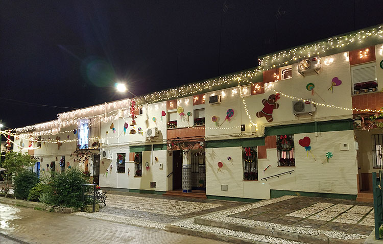 La magia de la Navidad desborda una calle de Utrera gracias a la imaginación de sus vecinos