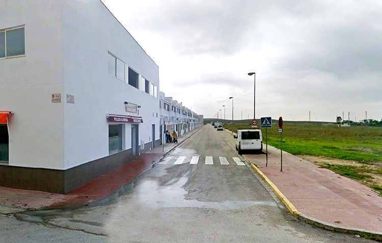 Interceptado conduciendo una moto en sentido contrario, sin usar casco y portando droga en Utrera