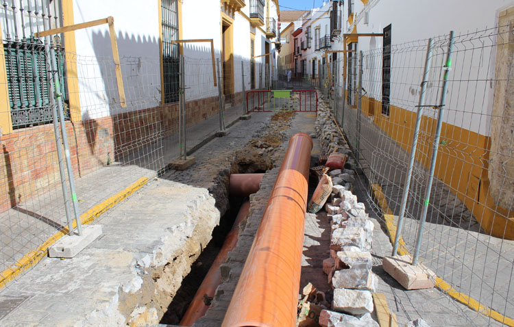 Una obra de urgencia por parte del Huesna mantiene cerrada al tráfico parte de la calle Menéndez Pelayo