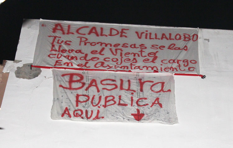 Indignados por la dejadez del Ayuntamiento con un solar vacío en la calle Molares