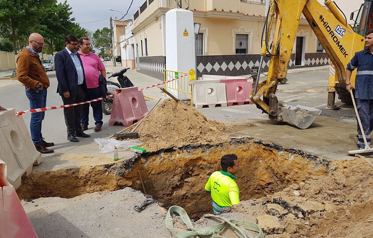 Mejora de la red de saneamiento en la calle Seguiriya para intentar acabar con las inundaciones