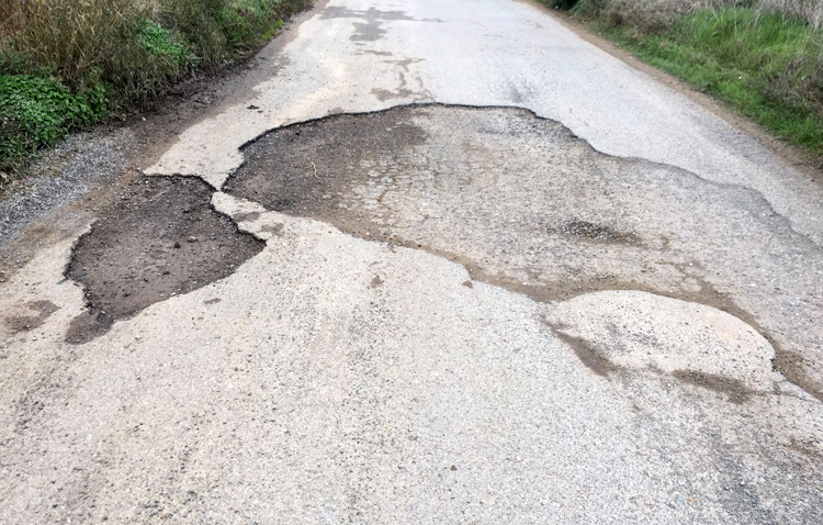 Más de un año de silencio municipal ante el «peligroso» estado del camino de Alcalá denunciado por más de 400 utreranos