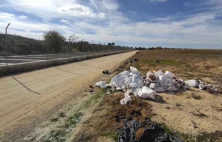Podemos denuncia las «velocidades desorbitadas» en el camino junto al desvío del Calzas Anchas y su uso como «vertedero»