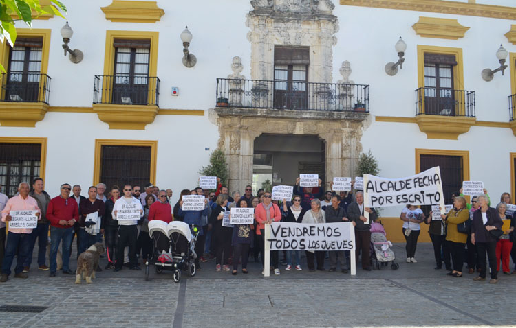 Los vecinos del camino de Los Molares siguen sin creer la enésima promesa de Villalobos y piden que los reciba