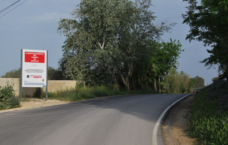 Seis heridos en un choque frontal entre dos turismos en el camino de Utrera a Los Molares