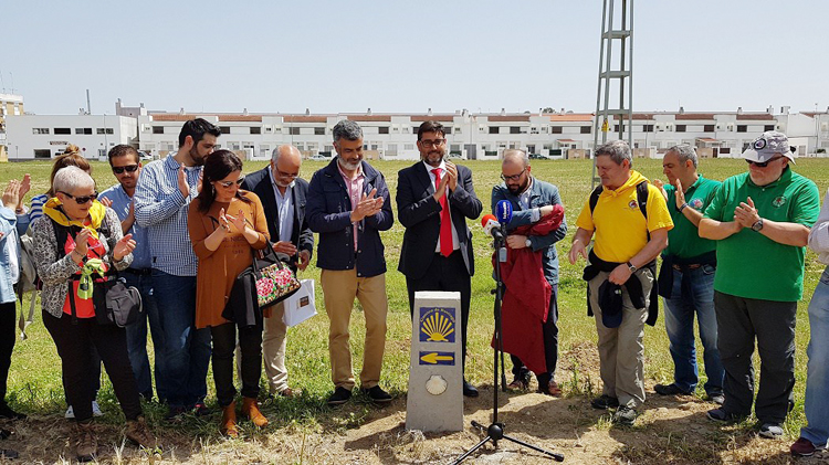 Llega a Utrera la primera señalización oficial del Camino de Santiago