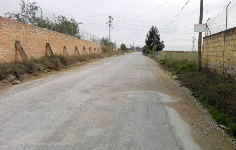 Asfaltar el tramo pendiente del camino de Utrera a Los Molares es ilegal, pese a la promesa del alcalde