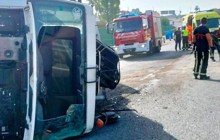Heridos el conductor y el copiloto de un camión de recogida de basuras de Utrera tras volcar en la autovía